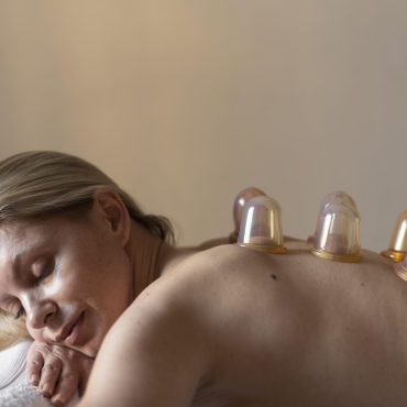 mulher-com-tiro-medio-em-terapia-com-ventosas